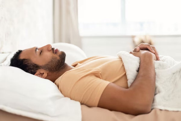 El pelo injertado no se cae - Hombre duerme boca arriba para cumplir con el postoperatorio de un injerto capilar