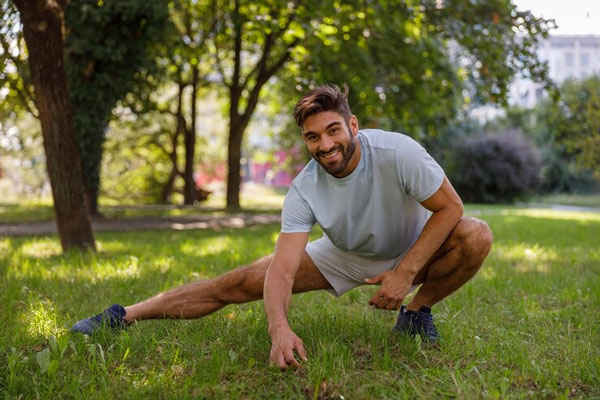 Insomnio afecta el pelo - Hombre se ejercita al aire libre para regular el estrés y bajar los niveles de cortisol