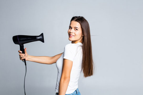 Cabello en invierno - Joven apuesta por el uso moderado del secador para prevenir daños y quiebres en el pelo 