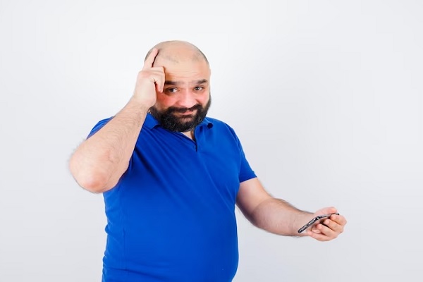 calvicie y obesidad - Hombre con alopecia busca alternativas para mejorar la nutrición del cabello