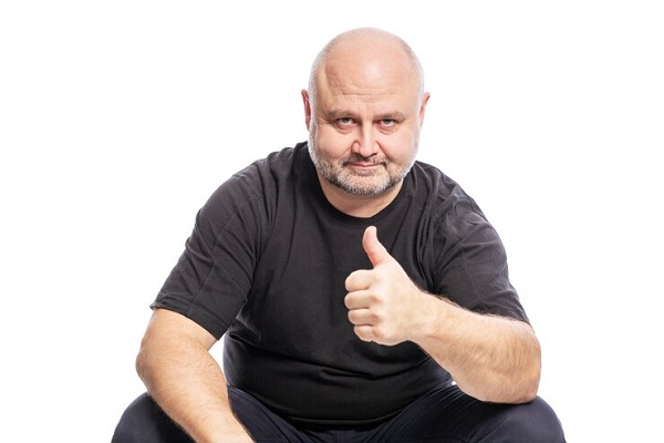 Calvicie y obesidad - Hombre con exceso de grasa corporal y pérdida de cabello levanta el pulgar