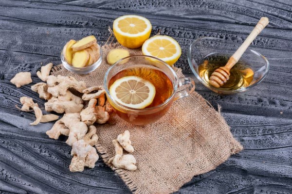 infusión de jengibre y limón para reducir la inflamación de la garganta y evitar los ronquidos al dormir
