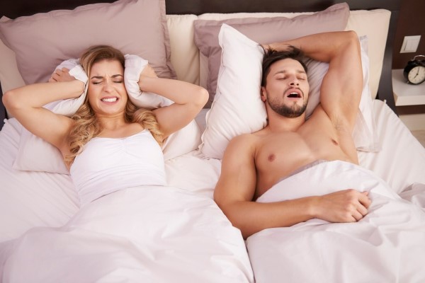roncar provoca alopecia - hombre roncando e impidiendo que su pareja pueda dormir