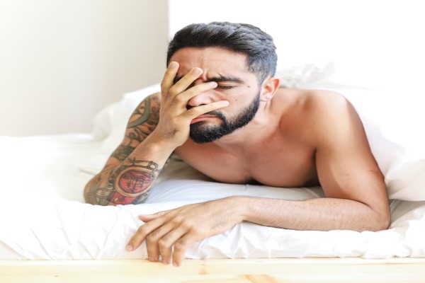 roncar provoca alopecia - hombre con dolor de cabeza según se levanta porque ronca por las noches