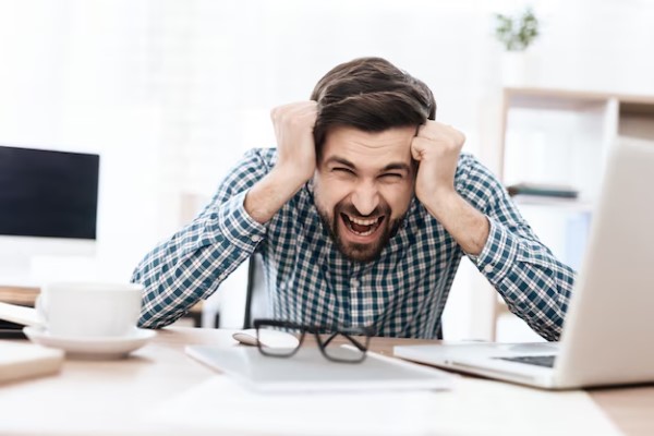 roncar provoca alopecia - hombre con fuertes niveles de estrés en la oficina que pueden causar que ronque