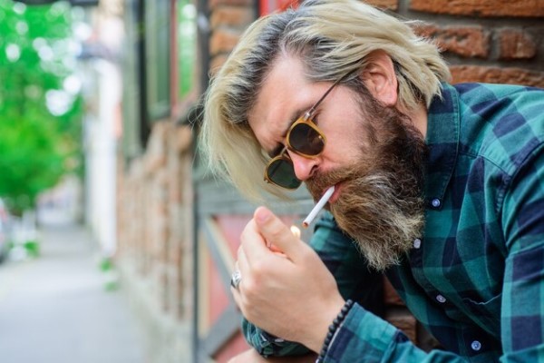  hombre con el cabello teñido y un corte de cabello de media melena