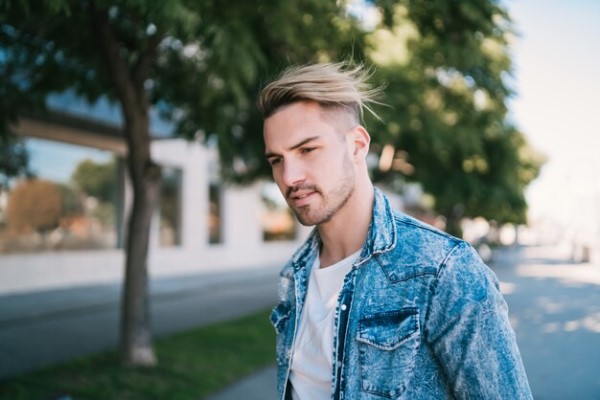  hombre con un corte de cabello cómodo paseando por la calle