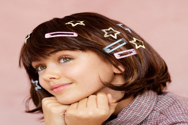 joven con pinzas para el cabello un accesorio que puede dañar su pelo