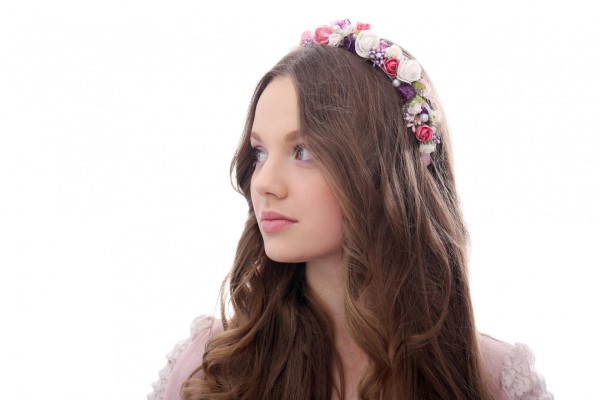 mujer con un diadema floral, un hermoso accesorio para el pelo