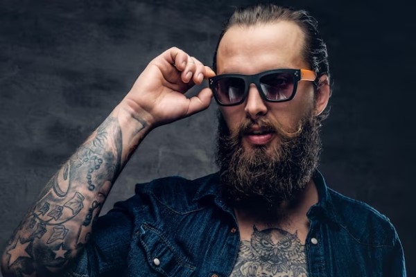 Trasplante de pelo corporal - Hombre con entradas en el cabello y una barba poblada ideal para realizar un injerto capilar de vello corporal