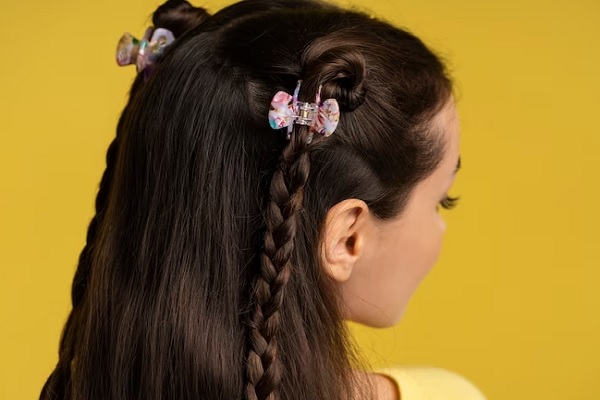 accesorios para el cabello - mujer luciendo unas lindas coletas con la ayuda de una pinzas para el pelo