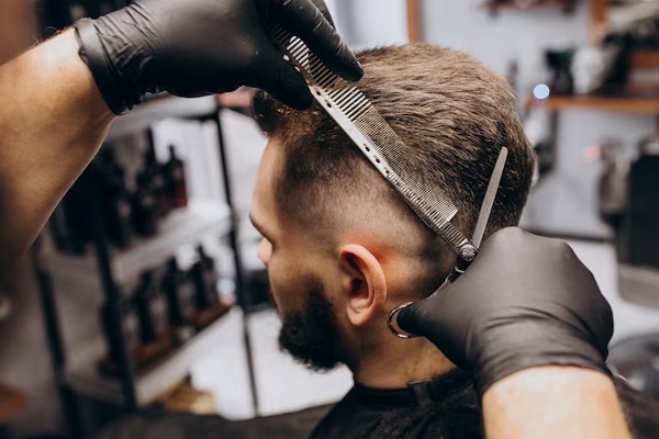 cortes de pelo - barbero cortando el cabello a un cliente