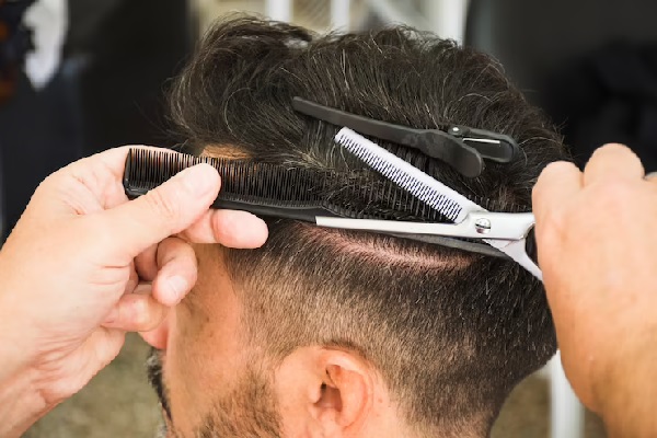 cortes de pelo - barbero realizando un corte de pelo hombre