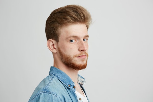 pelo de los hombres - hombre pelirrojo con un cabello sano y fuerte