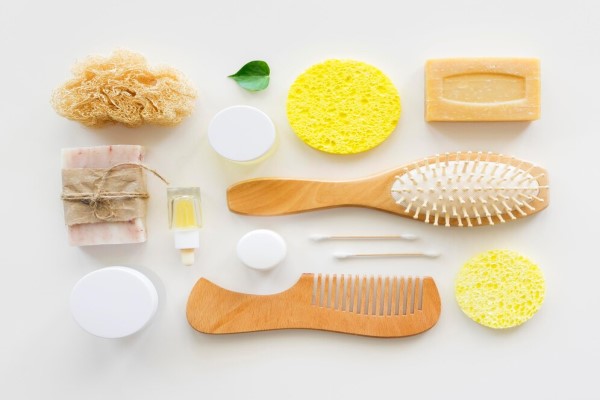 pelo graso - cepillo y peine perfectamente limpios con otros utensilios para cuidar el cabello grasoso