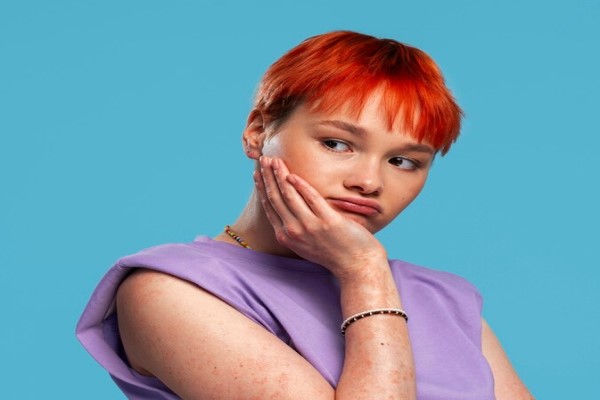 teñirse el pelo 1 - mujer aburrida con el cabello corto teñido a los meses del injerto capilar