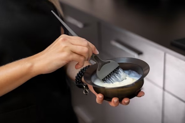 teñirse el pelo - especialista preparando el tinte para el cabello
