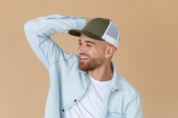 ¿Usar gorra hace caer el cabello 1 - Joven usando con una gorra en la cabeza su mal uso puede causar la caída del cabello