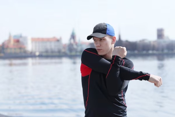 Joven preparándose para correr con una gorra una mala practica que puede causar la caída del pelo