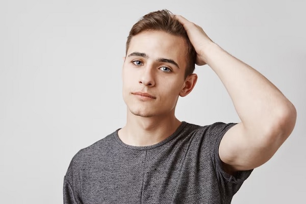 Alopecia prematura - Joven de cabello fino y delgado se preocupa por el cuidado de la salud capilar