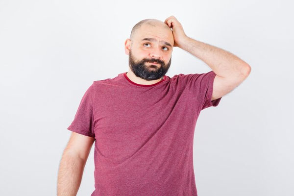 Pacientes no aptos para injerto capilar - Hombre con alopecia busca tratamientos capilares para recuperar la densidad del cabello