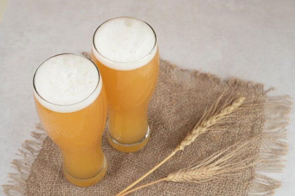 Levadura de cerveza - Vista de dos copas de cerveza elaboradas a base de la fermentación del trigo