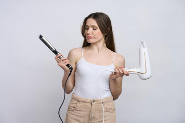 Pelo quemado - Joven reduce el uso excesivo de planchas y secadores para preservar la salud capilar