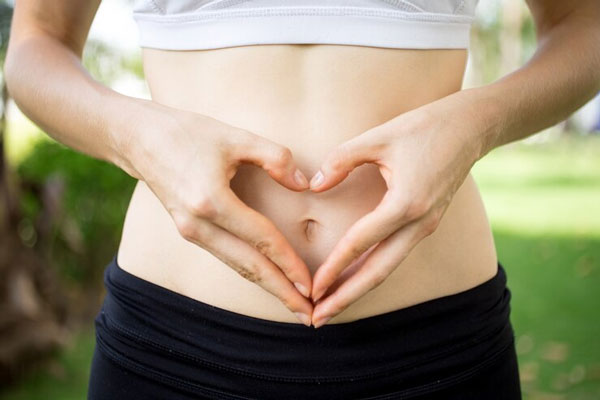Levadura de cerveza - Joven toma tratamientos naturales para mejorar su flora intestinal