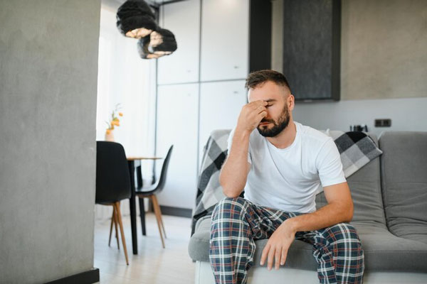 Olumiant - Hombre con problemas de alopecia presenta náuseas y dolor de cabeza