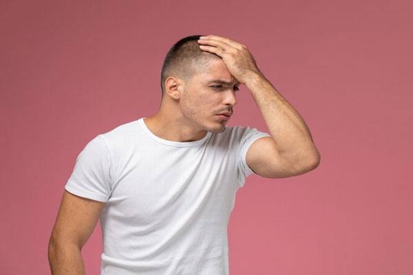 Inflamación tras injerto capilar - Hombre presenta dolor de cabeza e hinchazón como parte de los efectos secundarios de un trasplante de cabello