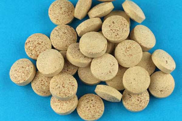 Plano detalle de pastillas de levadura de cerveza