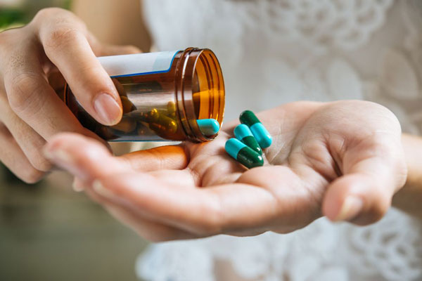 Mujer toma comprimidos de baricitinib para frenar la caída del cabello