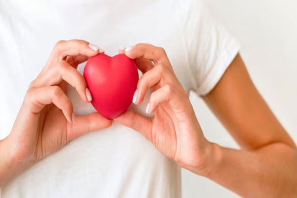 Levadura de cerveza - Joven con corazón en mano cuida su salud cardiovascular