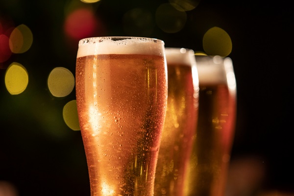 Cerveza para el cabello - Vasos de vidrio con cerveza de alta calidad que contiene nutrientes del lúpulo y cebada