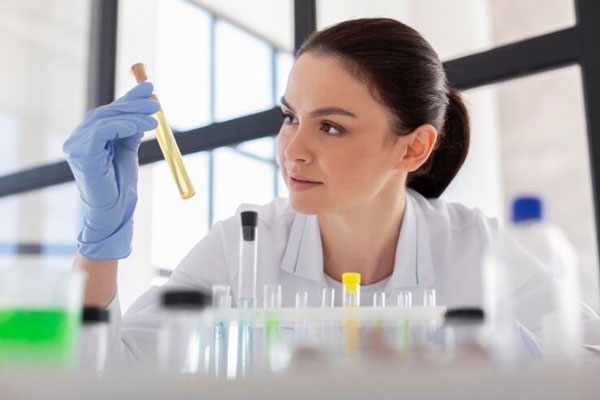 Científica realiza pruebas y estudios de laboratorio para perfeccionar la eficacia de un tratamiento contra la alopecia 