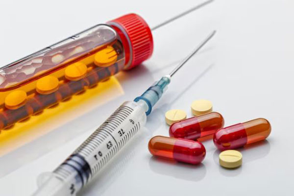 Plano detalle de corticoides orales e inyectables para frenar la caída del cabello por infecciones bacterianas