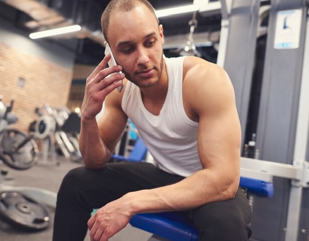 Gimnasio tras injerto capilar - Hombre musculoso retoma su rutina de ejercicios tras cumplir con el postoperatorio de un trasplante de cabello