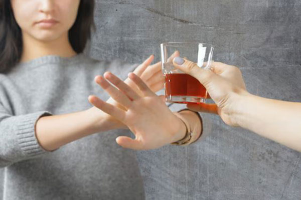 Joven rechaza la ingesta de alcohol para evitar complicaciones tras un trasplante de cabello 