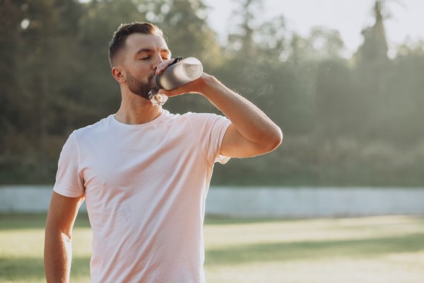 Salud capilar - hombre hidratándose para mantener una buena salud capilar