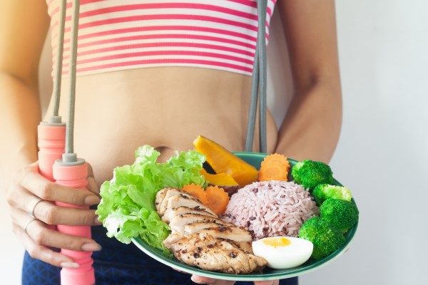 Salud capilar - mujer mostrando una comida perfecta para ayudar a mantener un cabello sano