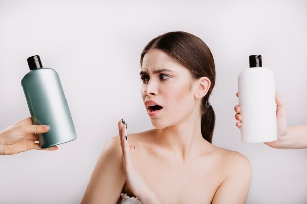 mujer diciendo no al uso de productos dañinos para el cabello y el cuero cabelludo