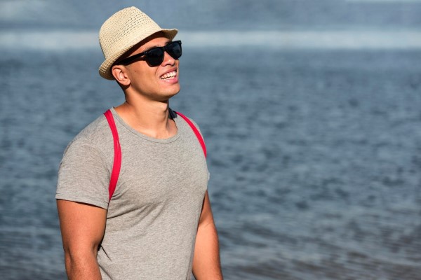 hombre con un sombrero para proteger su cabello del sol