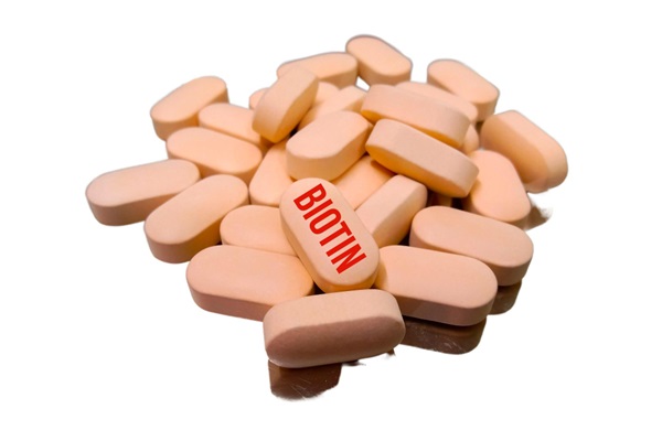 Pastillas de color blanco de biotina las cuales ayudan a estimular el crecimiento del cabello