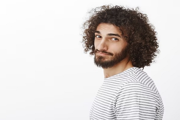 Peinar cada tipo de pelo - Hombre de cabello rizado busca alternativas para garantizar la hidratación de su melena