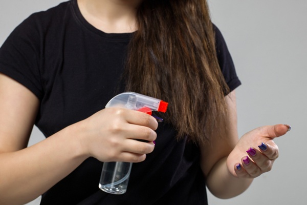 Formaldehído - Mujer sosteniendo un rociador para aplicar un tratamiento capilar alisador en su cabello