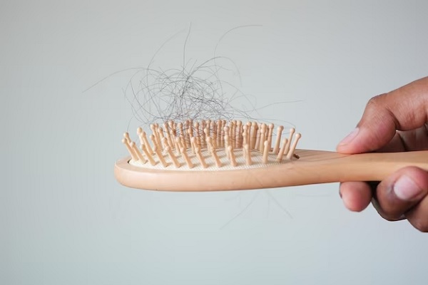 pelo con raíz blanca