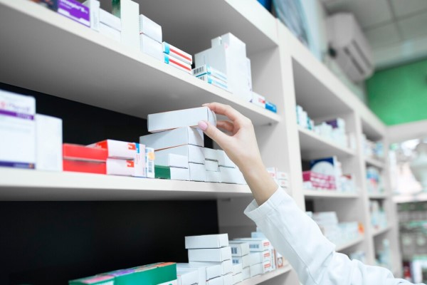 vista del estante de una farmacia donde encontrar los medicamentos para controlar la DHT