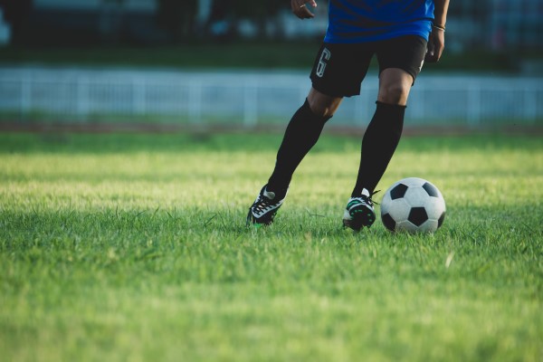 Trasplante capilar en deportistas famosos - Acción de jugador de fútbol en el estadio