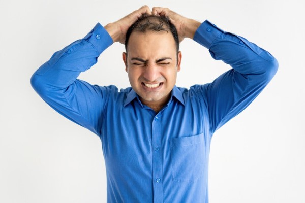consecuencias de la alopecia - hombre con problemas de alopecia y ansiedad