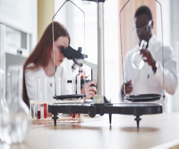 investigadores a mediados del siglo XX realizando estudios sobre la alopecia
